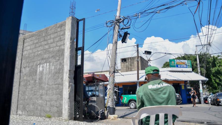 Poste inclinado es un peligro