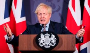 Boris Johnson agita eufórico un acuerdo que ya está listo para servir