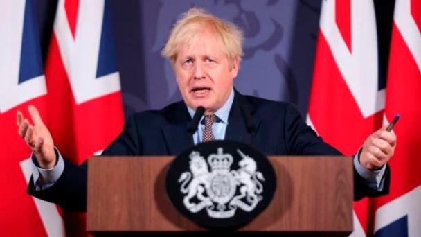 Boris Johnson agita eufórico un acuerdo que ya está listo para servir