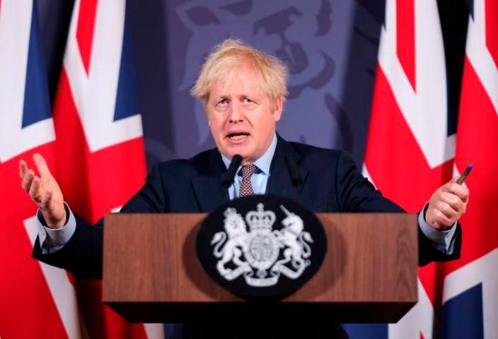 Boris Johnson agita eufórico un acuerdo que ya está listo para servir