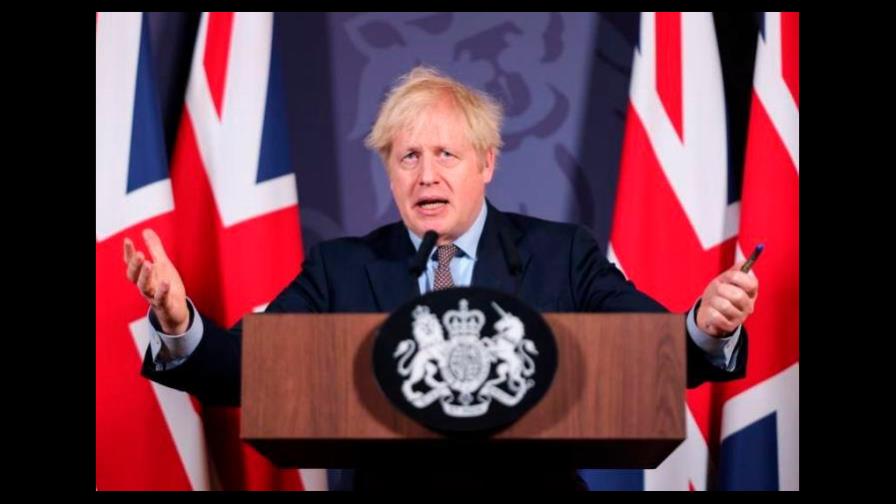 Boris Johnson agita eufórico un acuerdo que ya está listo para servir