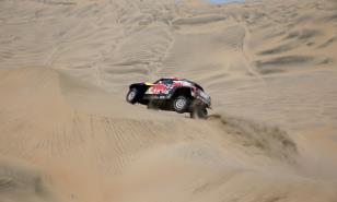 Peterhansel reduce la ventaja de Al-Attiyah en Rally Dakar