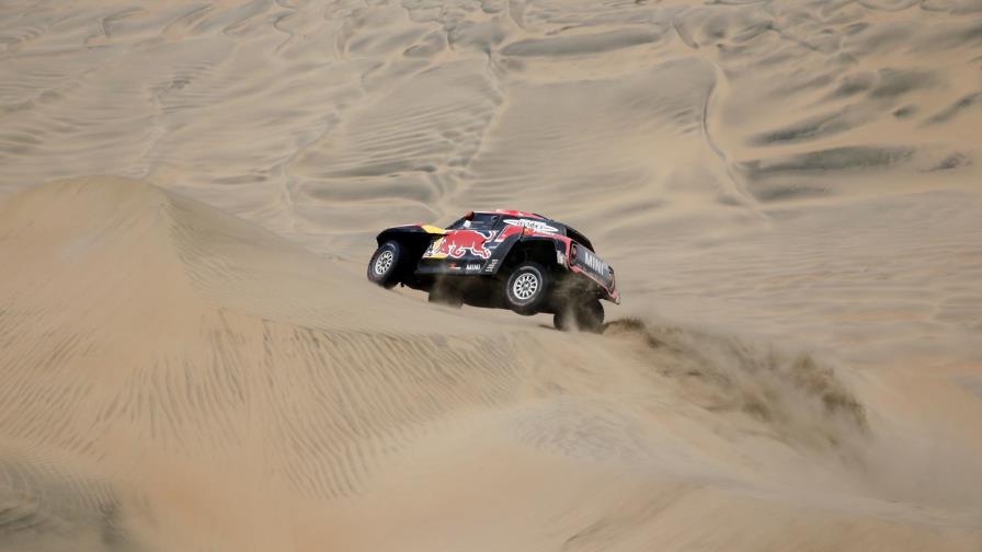 Peterhansel reduce la ventaja de Al-Attiyah en Rally Dakar