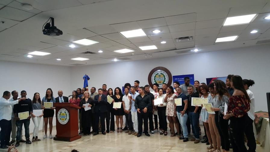 Reconocen atletas de 8va zona, que participaron en los Juegos Nacionales