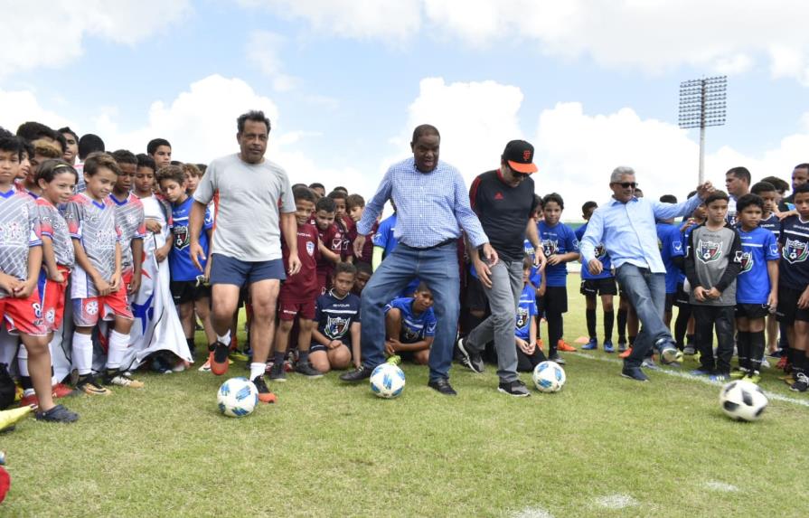 Jonathan Cabral pondera apoyo al desarrollo fútbol infantil