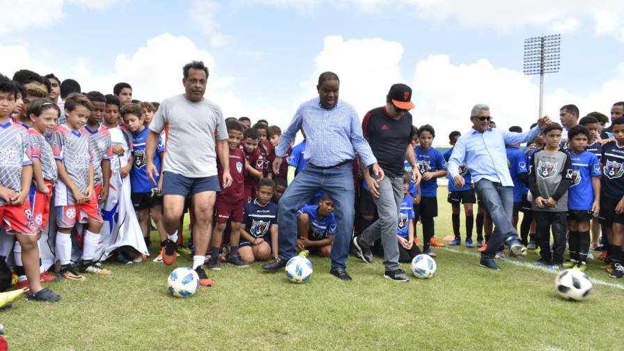 Jonathan Cabral pondera apoyo al desarrollo fútbol infantil