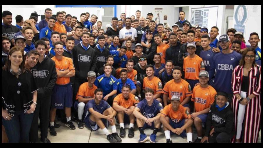 Pedro Martínez comparte experiencia con jóvenes de la academia Carlos Beltrán