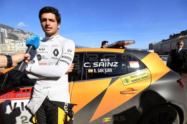 McLaren recibe a Sainz con un irónica guía de “supervivencia” en Surrey