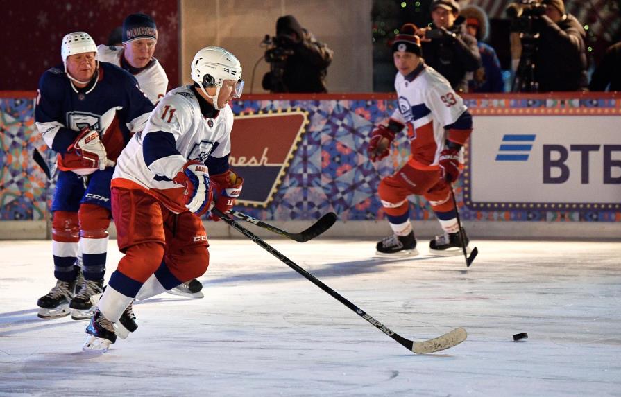 Putin despide al año jugando al hockey en la Plaza Roja
