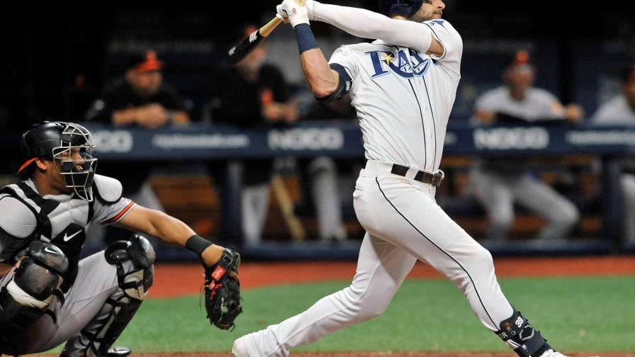 Con jonrón de Kiermaier, Rays remontan y vencen a Orioles