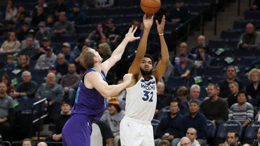 Towns marca 35 puntos y Timberwolves gana 121-104 a Hornets