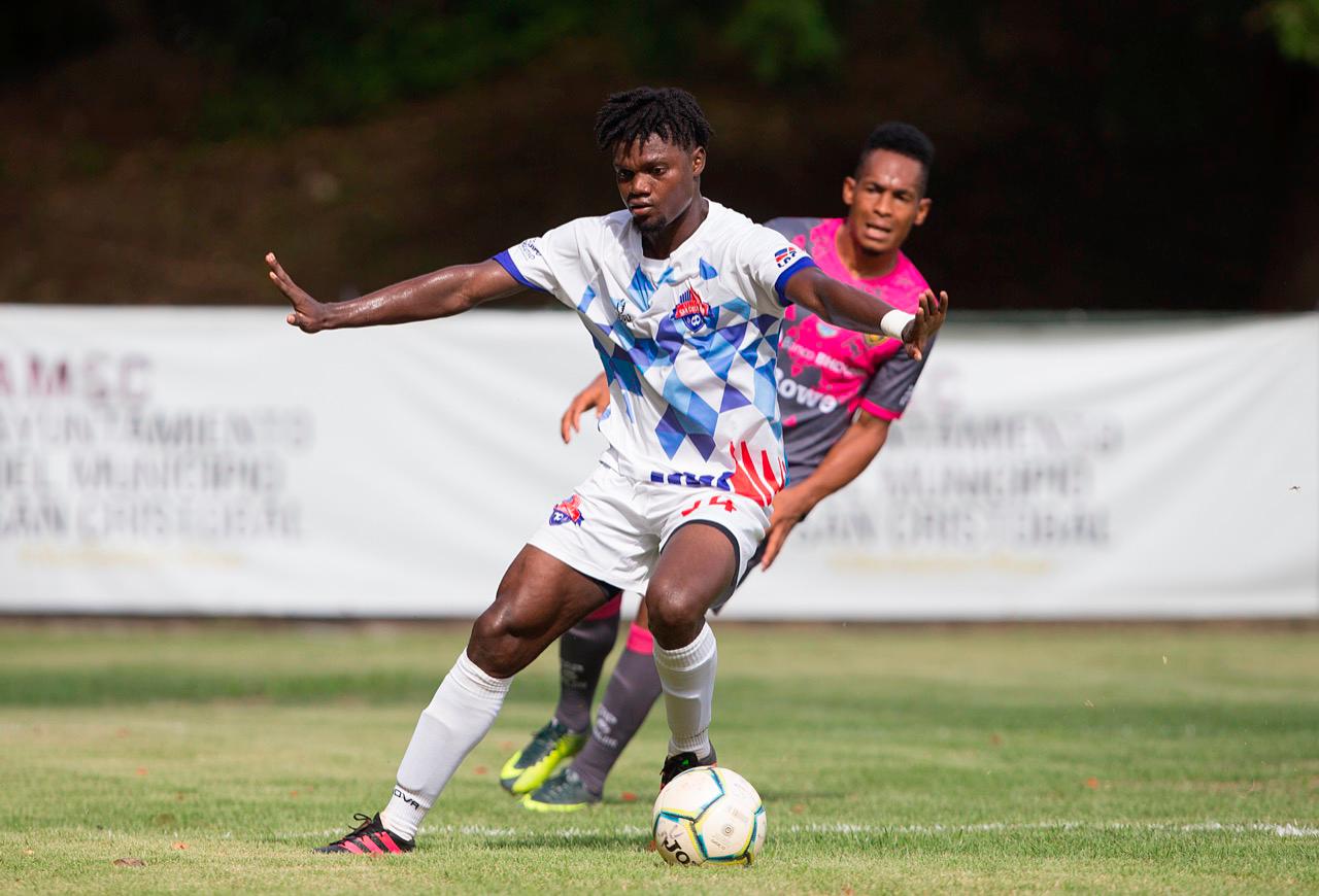 Acción en el partido que enfrentó a los oncenos Club Pantoja FC y Atlético San Cristóbal en la cuarta jornada de la Liga Dominicana de Fútbol.