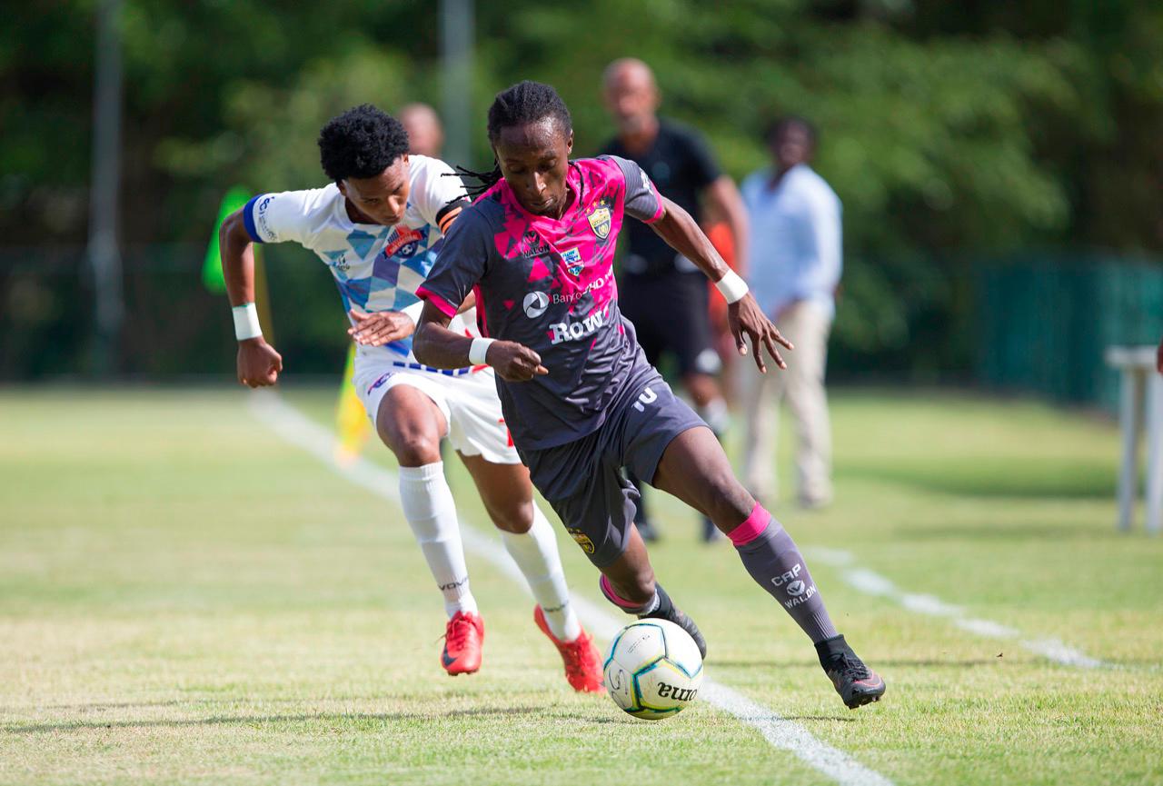 Acción en el partido que enfrentó a los oncenos Club Pantoja FC y Atlético San Cristóbal en la cuarta jornada de la Liga Dominicana de Fútbol.
