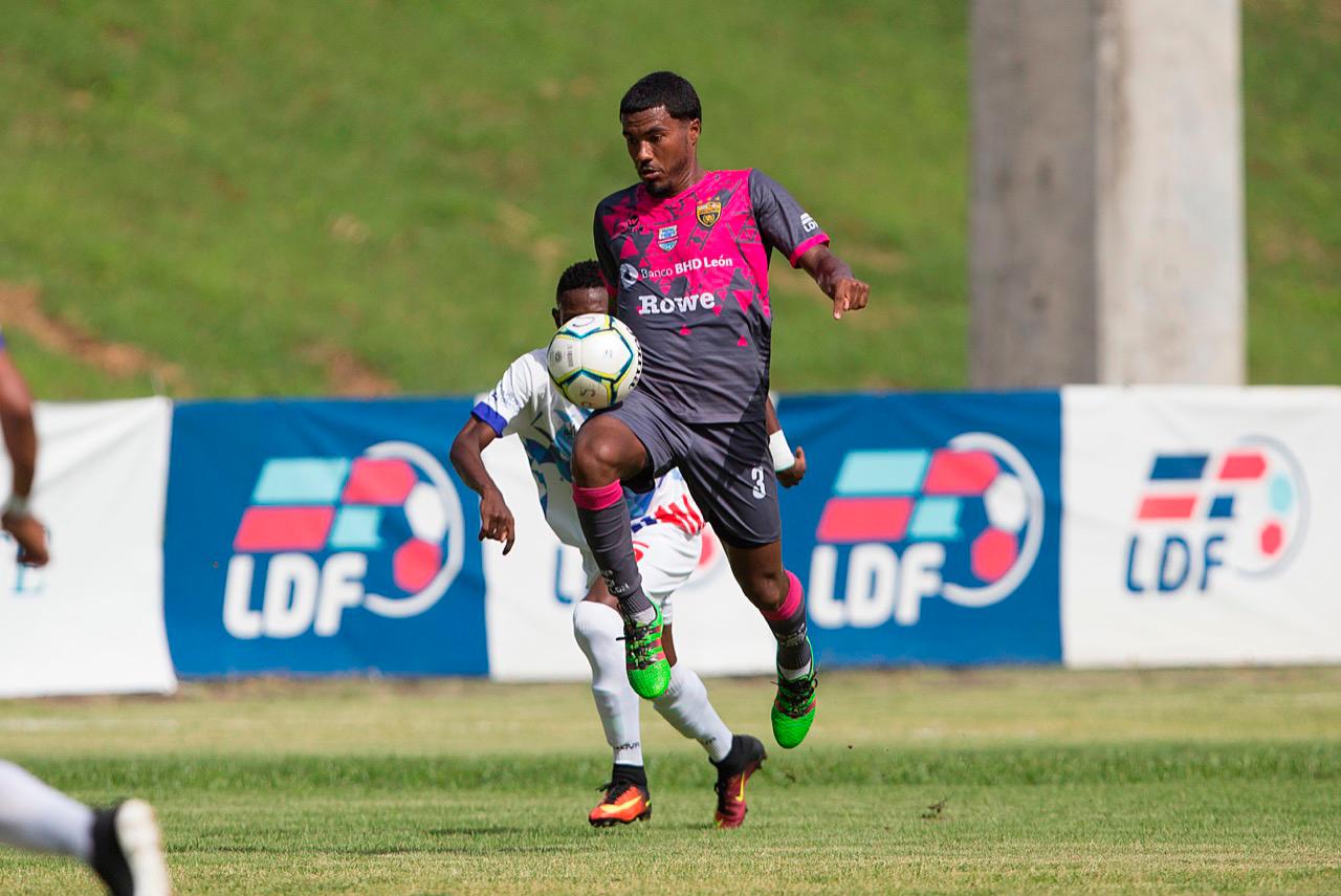 Acción en el partido que enfrentó a los oncenos Club Pantoja FC y Atlético San Cristóbal en la cuarta jornada de la Liga Dominicana de Fútbol.