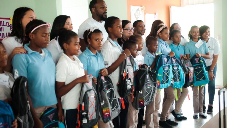 Banco BHD León y Vladimir Guerrero llevan útiles escolares a escuelas de Nizao