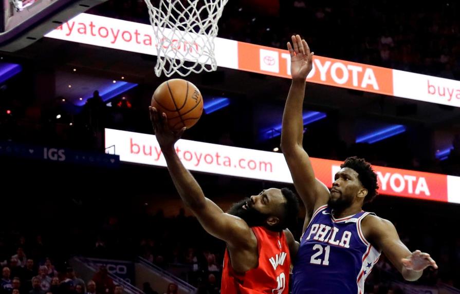 NBA-Resumen: Embiid logra doble-doble en paliza de 76ers 121-93 a Rockets