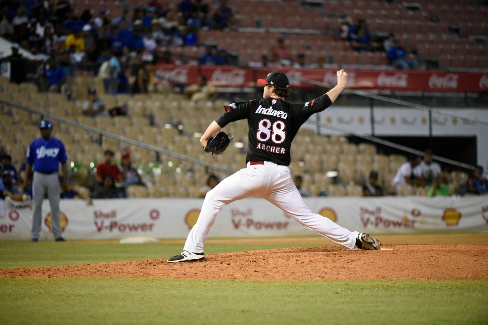 Tristan Archer (1-0), fue el lanzador ganador por los Leones del Escogido, en el partido en que vencieron a los Tigres del Licey 5-4, el sábado 29 de diciembre, en el Estadio Quisqueya-Juan Marichal.