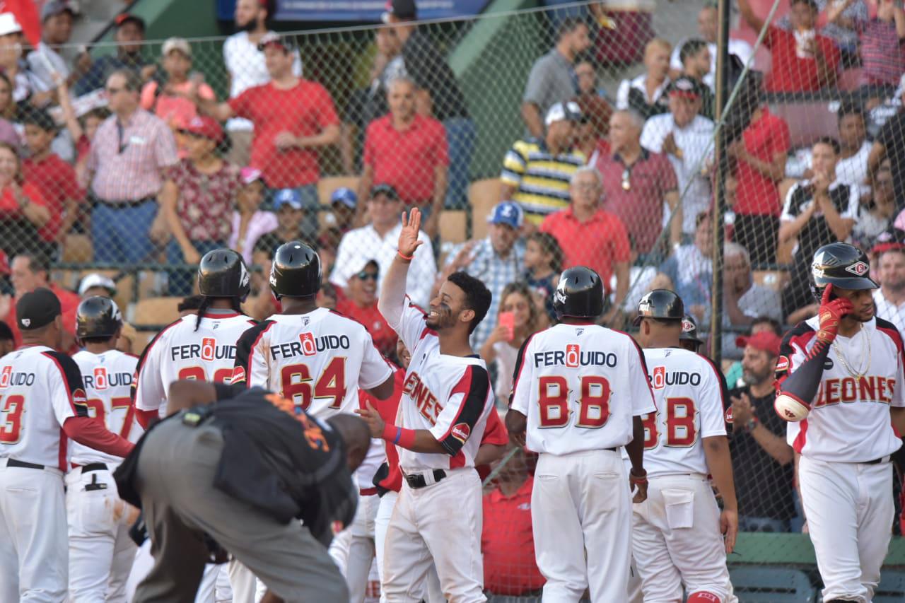 Los Leones celebran la victoria frente a los Tigres del Licey el sábado 2 de noviembre del 2019, para su cuarto triunfo frente a los felinos azules en la pelota invernal de esta temporada.