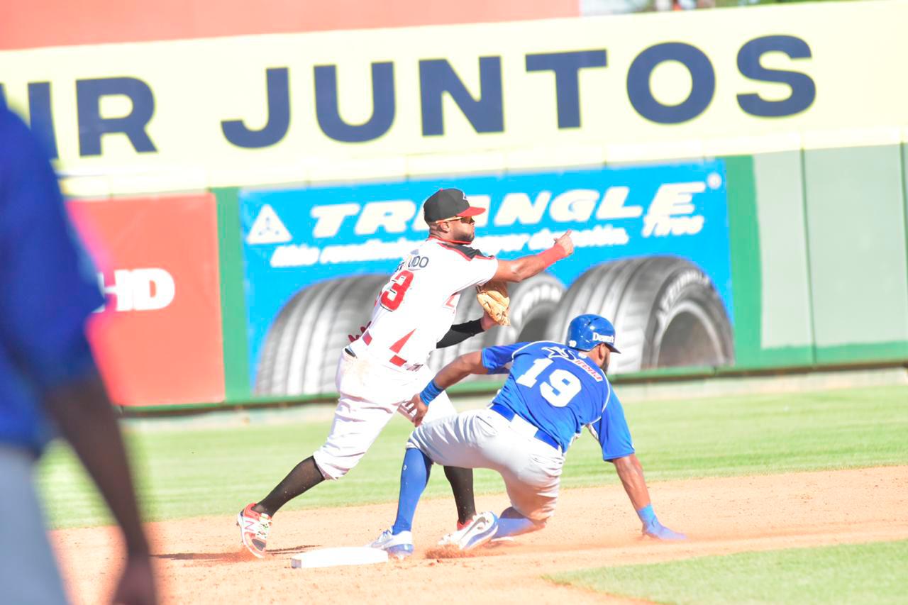 Acción en el partido que enfrentó a los eternos rivales de la pelota invernal dominicana el sábado 2 de noviembre en el Estadio Quisqueya-Juan Marichal.