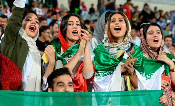 Las mujeres entran en los estadios árabes pero la segregación continúa