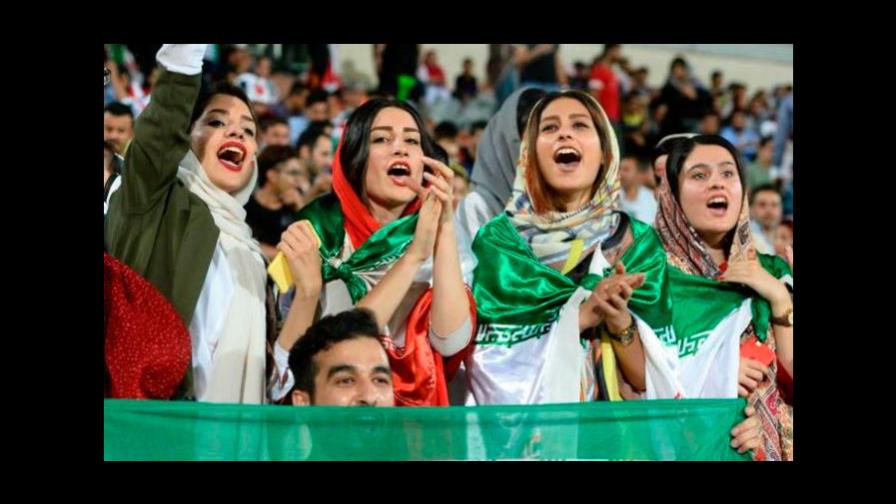 Las mujeres entran en los estadios árabes pero la segregación continúa