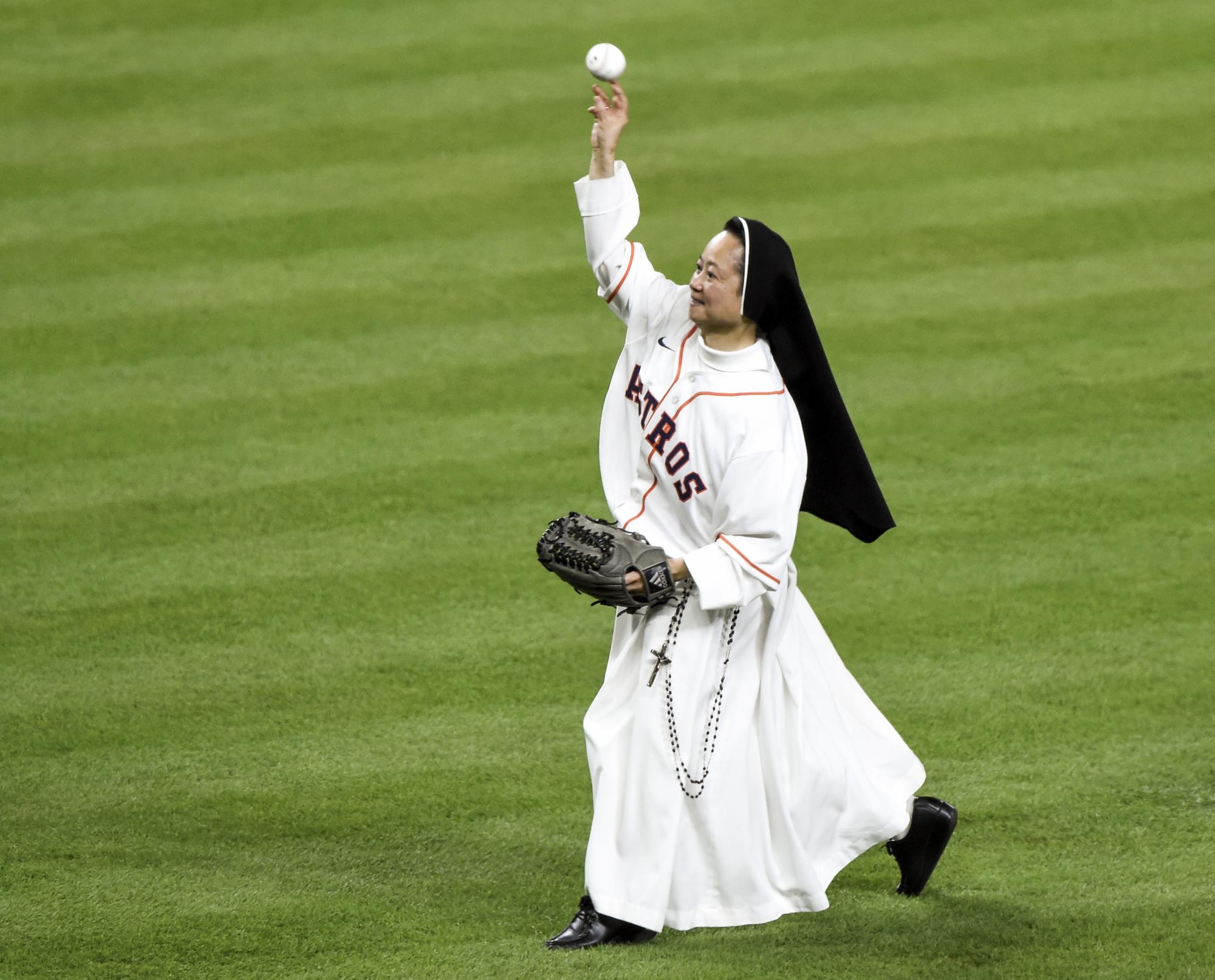 La Rally Nun realiza el primer lanzamiento ceremonial antes del inicio del sexto juego de la Serie de Campeonato de la Liga Americana de la MLB entre los Boston Red Sox y los Houston Astros en el Minute Maid Park de Houston. , Texas, USA, 22 de octubre de 2021.  (EFE/Ken Murray)