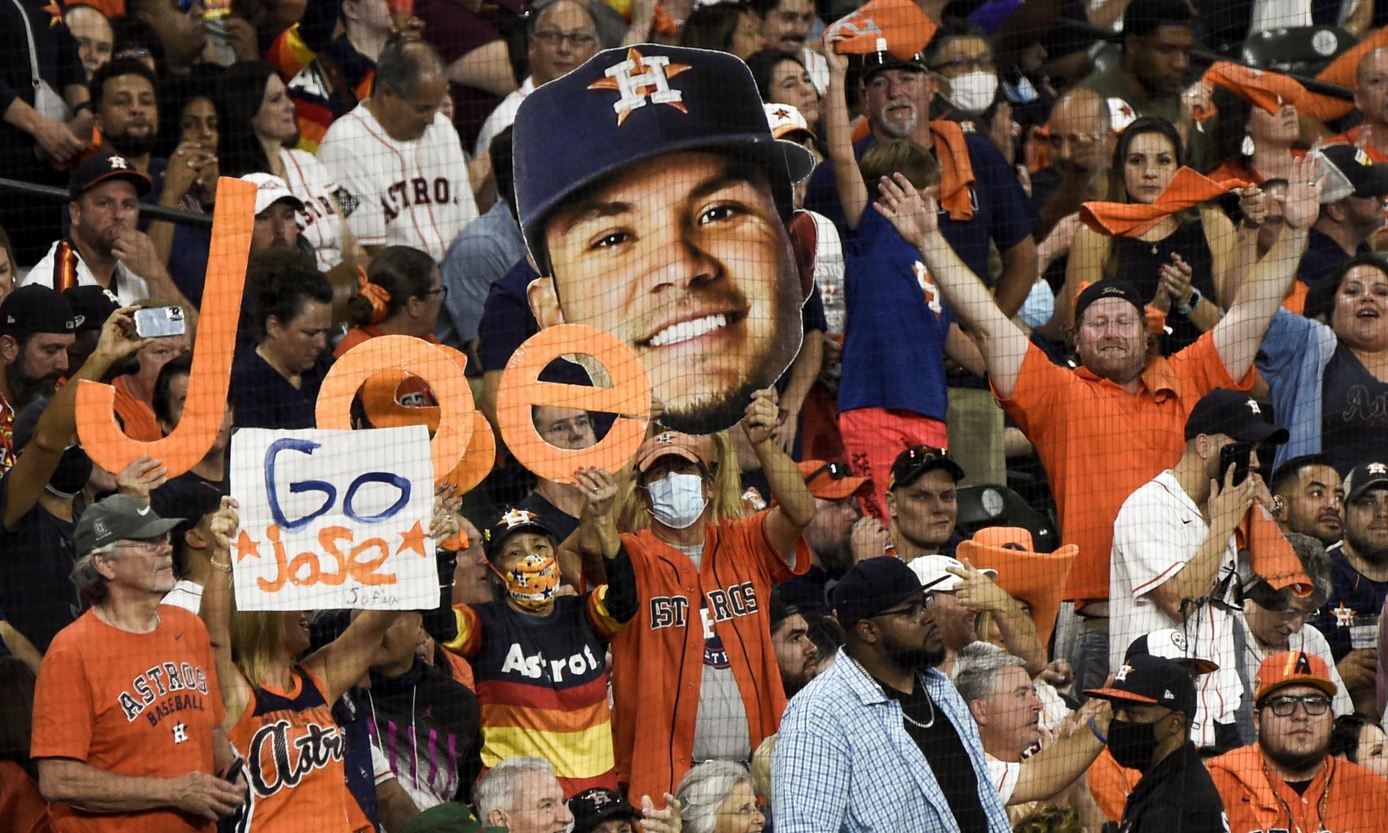 Los fanáticos de los Astros de Houston muestran su apoyo al segunda base, José Altuve, en el sexto juego de la Serie de Campeonato de la Liga Americana de la MLB contra los Medias Rojas de Boston el 22 de octubre de 2021. (EFE/Ken Murray)