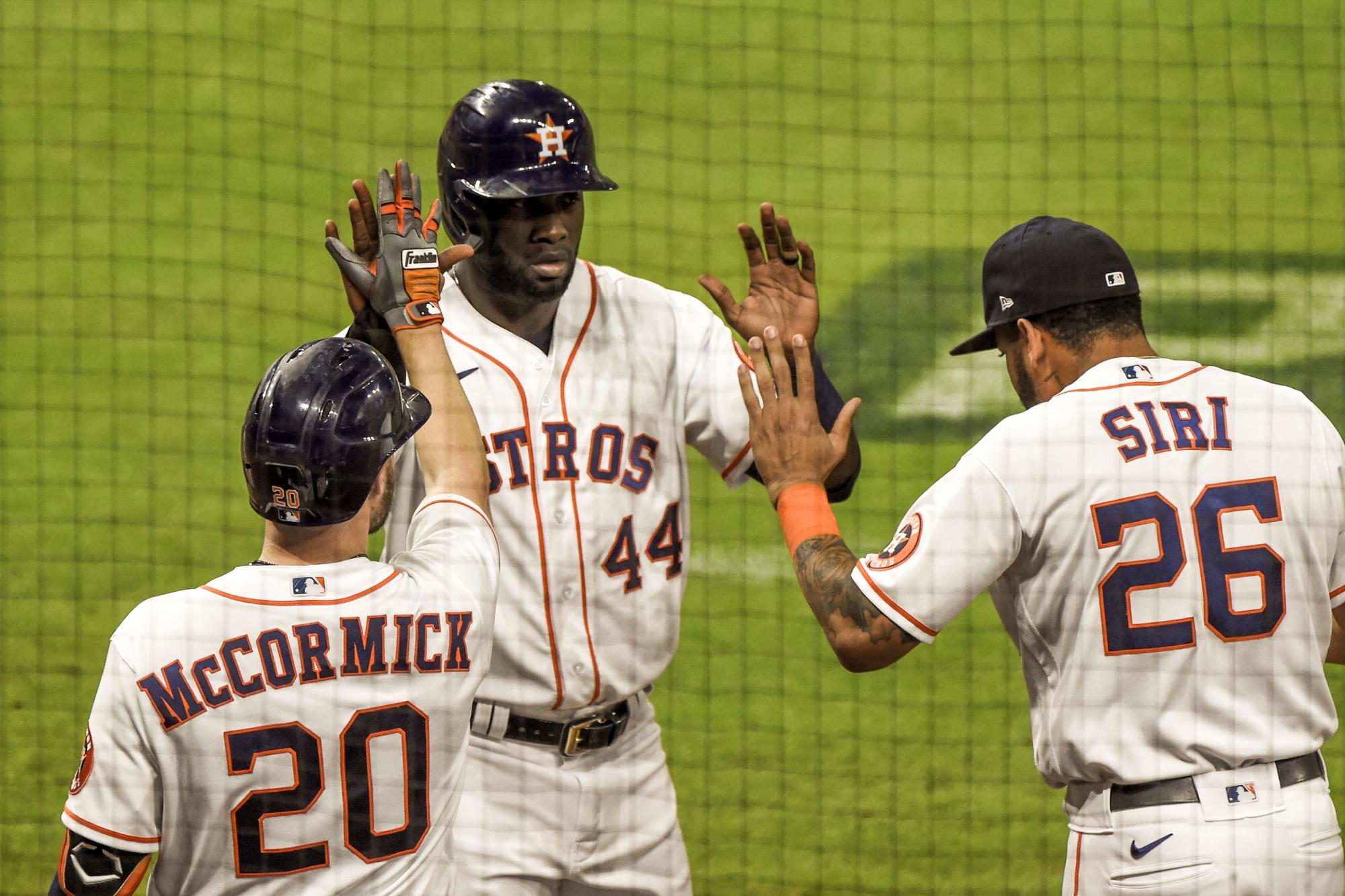 Yordan Alvarez (44) celebra con  Chas McCormick (20) y el domincano Jose Siri (26) la victoria en el sexto partido frente a los Medias Rojas de Boston, que lo cita para la Serie Mundial en la campaña de MLB, 2021. (EFE/Ken Murray)