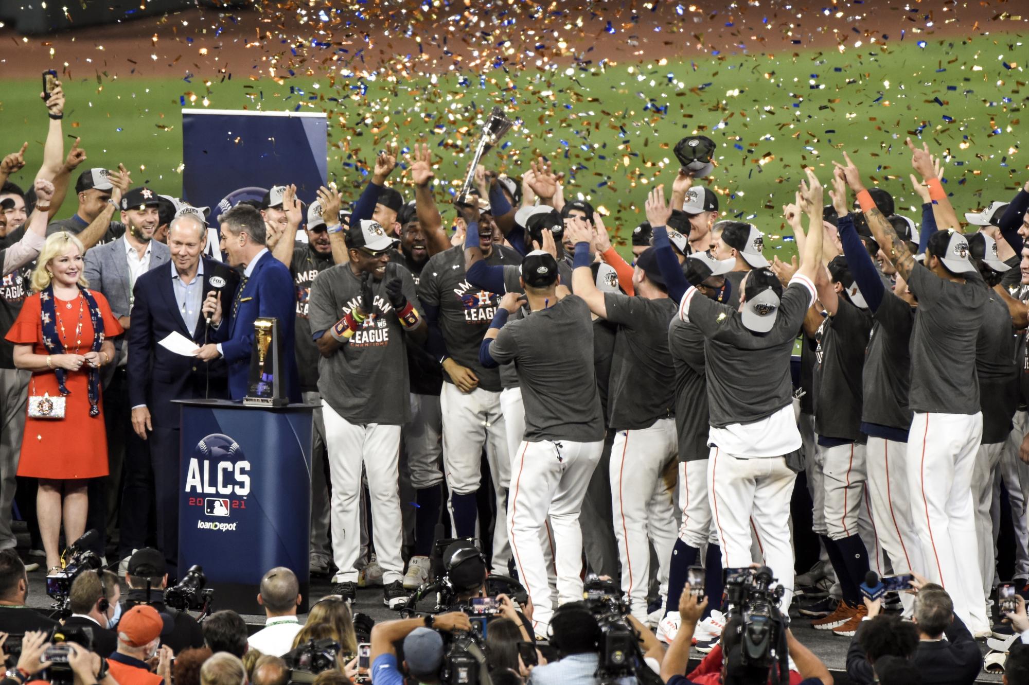 Los Astros de Houston celebran el título de Campeón en la Liga Americana, al ganar la Serie de Campeonato en seis partidos a los Medias Rojas de Boston, el 22 de octubre del 2021. (EFE/Ken Murray)
