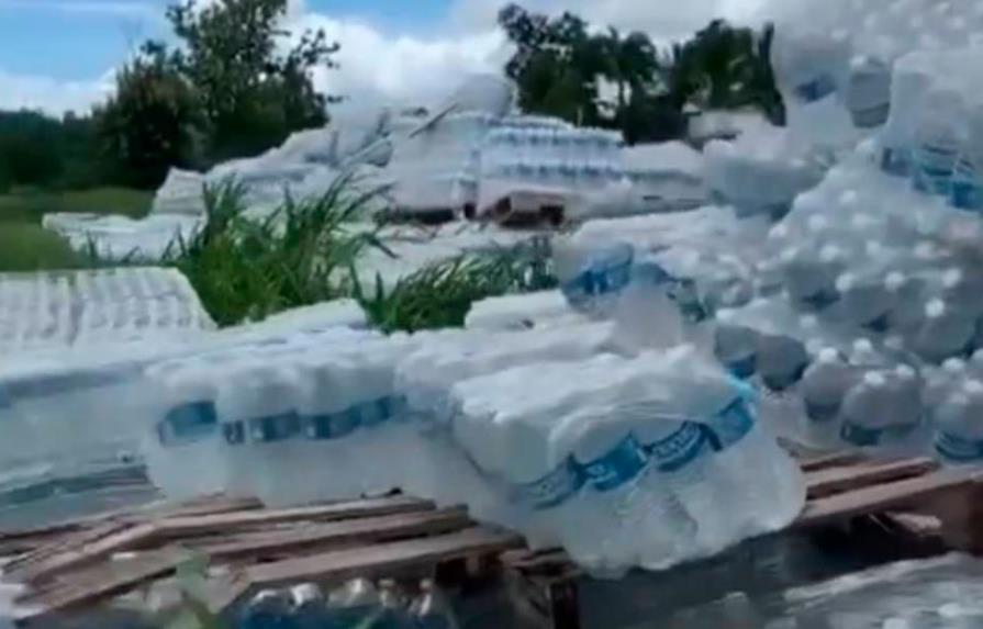 Miles de botellas de agua para víctimas del huracán aparecen en finca en Puerto Rico