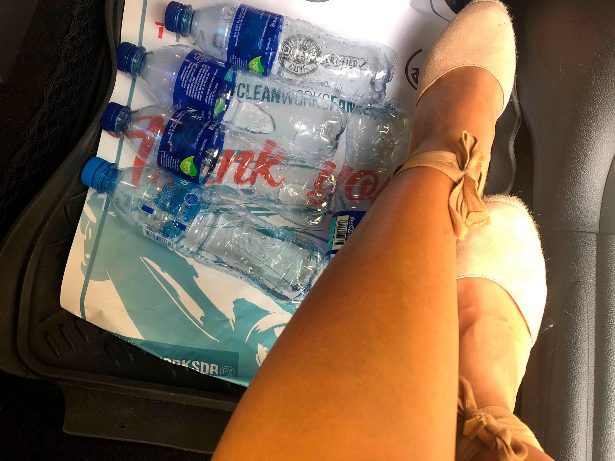 Las botellas de agua las compila luego de tomar el líquido. No las desecha en la calle, sino que las lleva hasta su casa.