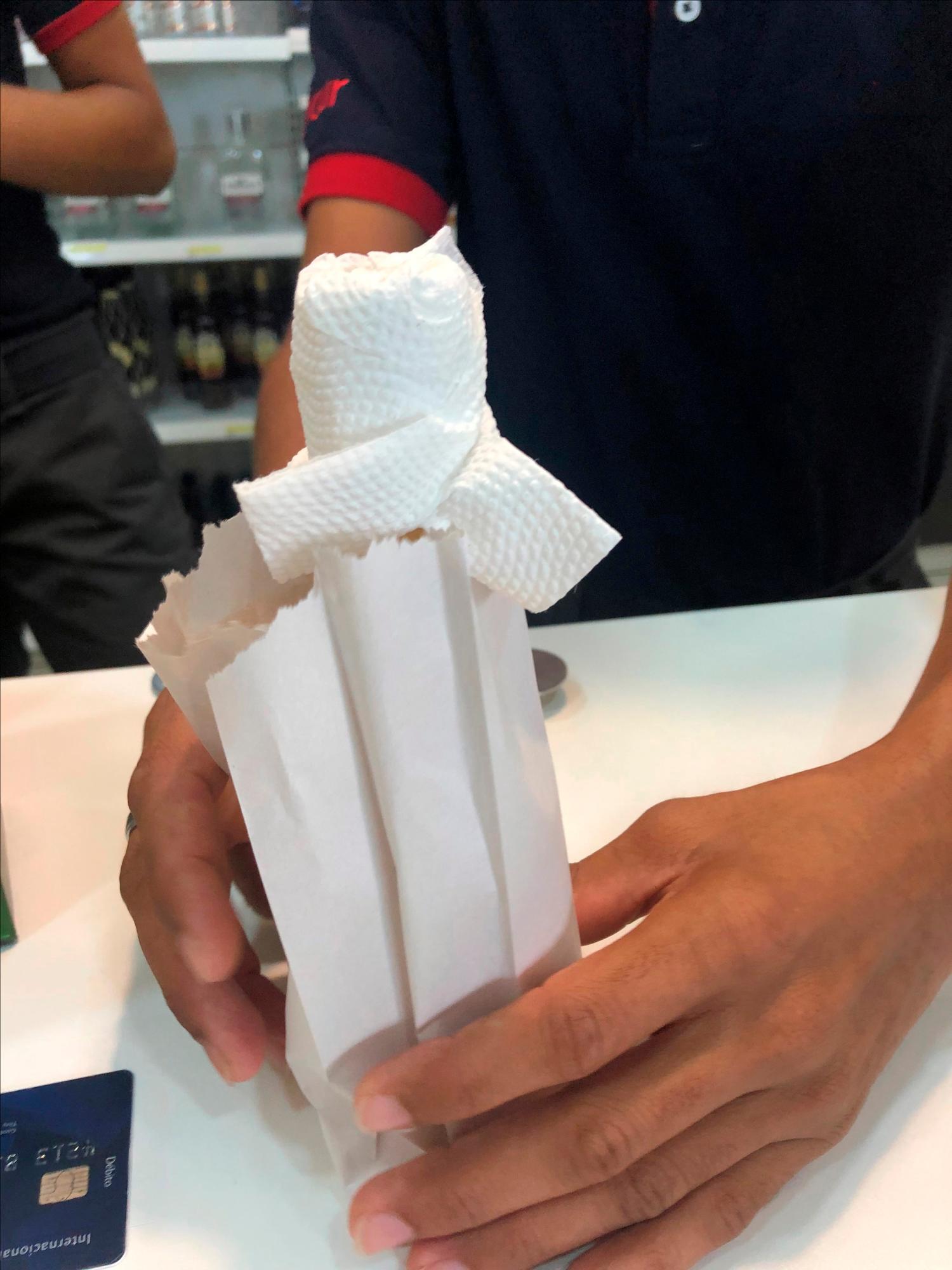 Fue con sus amigos de la oficina por unas cervezas a la  bomba, cuando se la despacharon no entendió por qué siempre tapan las bebidas con servilletas y las colocan en fundas de papel. 