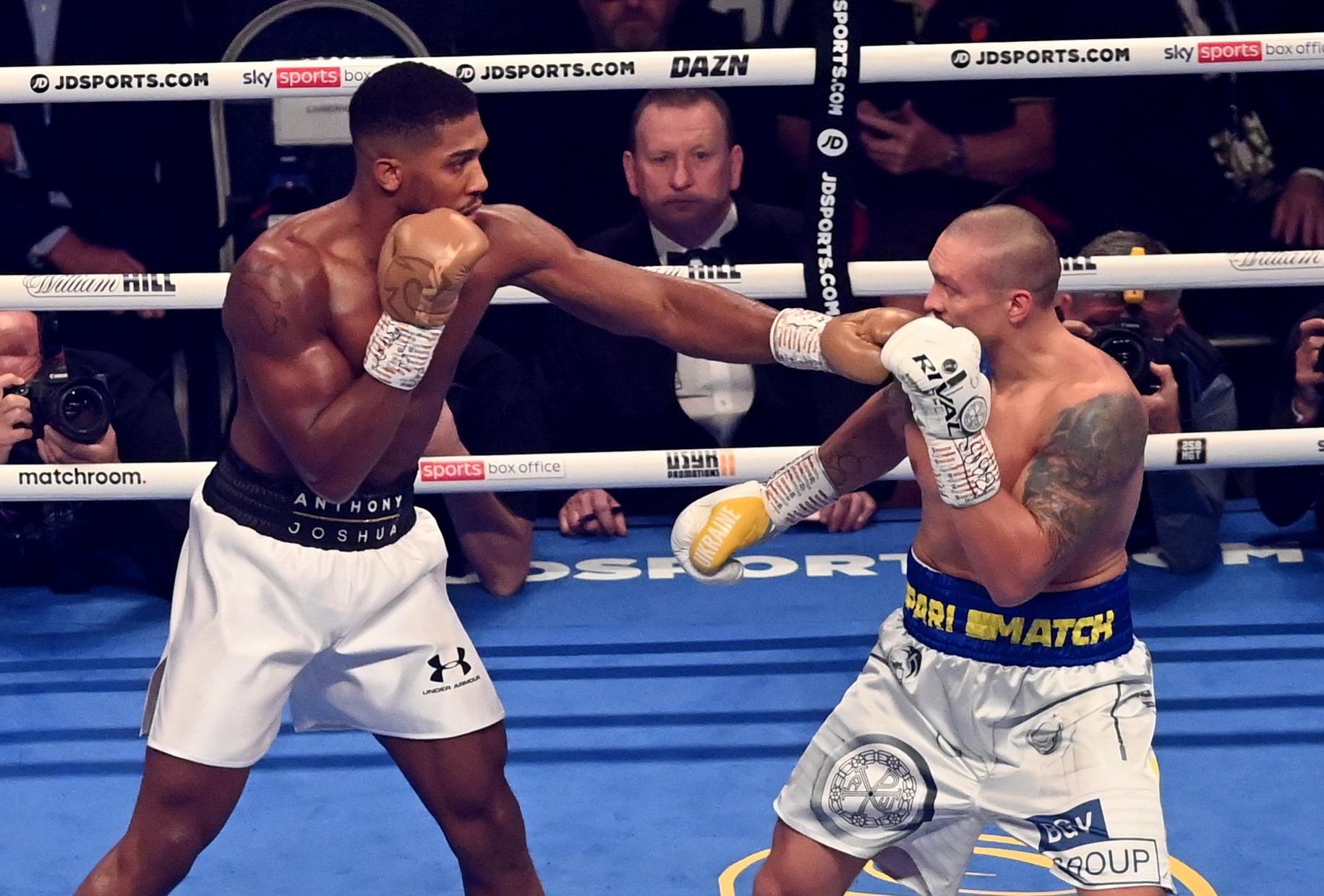 Anthony Joshua de Gran Bretaña (izq.) lucha contra Oleksandr Usyk de Ucrania durante el combate por el título de peso pesado en el Tottenham Hotspur Stadium de Londres, Gran Bretaña, el 25 de septiembre de 2021. (EFE/Neil Hall)