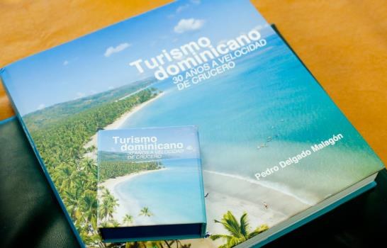 El Popular entrega libro a la OMT de turismo dominicano