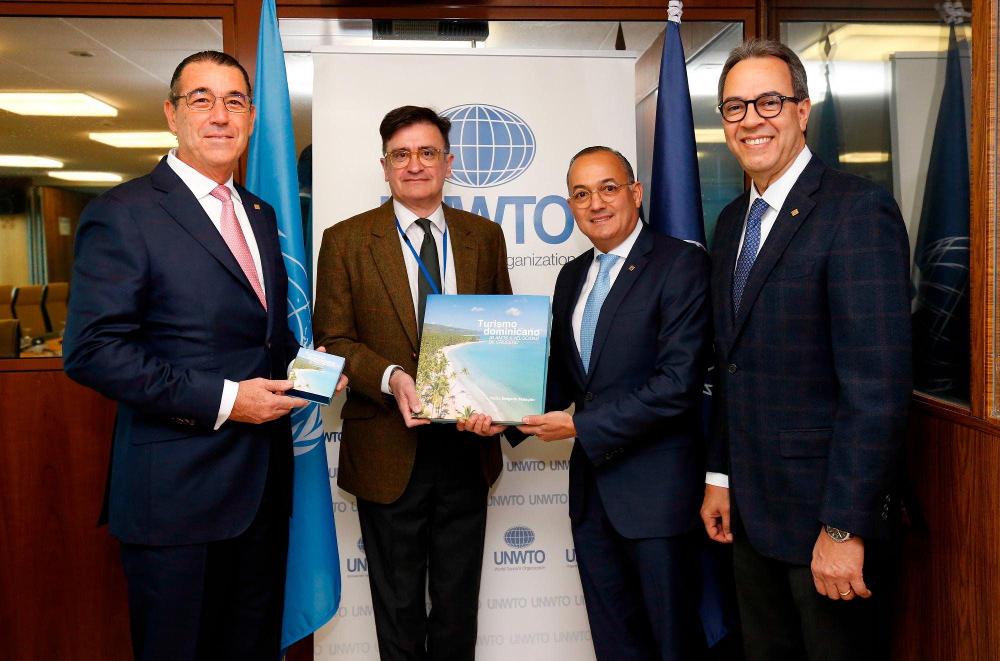  Alejandro Varela, director general adjunto para las Américas de la Organización Mundial del Turismo (OMT), recibió un ejemplar de la obra institucional “Turismo dominicano: 30 años a velocidad de crucero”. Le acompañan los ejecutivos del Banco Popular Dominicano, señores Juan Manuel Martín de Oliva, vicepresidente del Área Negocios Turísticos; Juan Lehoux, vicepresidente ejecutivo de Negocios Empresariales y de Inversión, y José Mármol, vicepresidente ejecutivo de Relaciones Públicas y Comunicaciones.