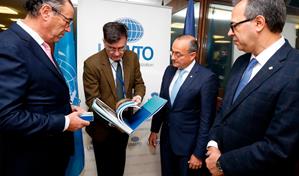 Banco Popular entrega libro sobre turismo dominicano a la Organización Mundial del Turismo