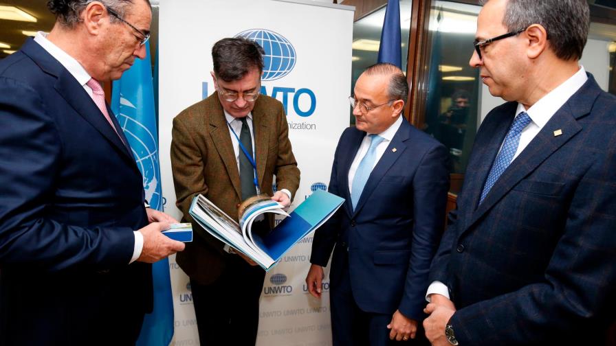 Banco Popular entrega libro sobre turismo dominicano a la Organización Mundial del Turismo