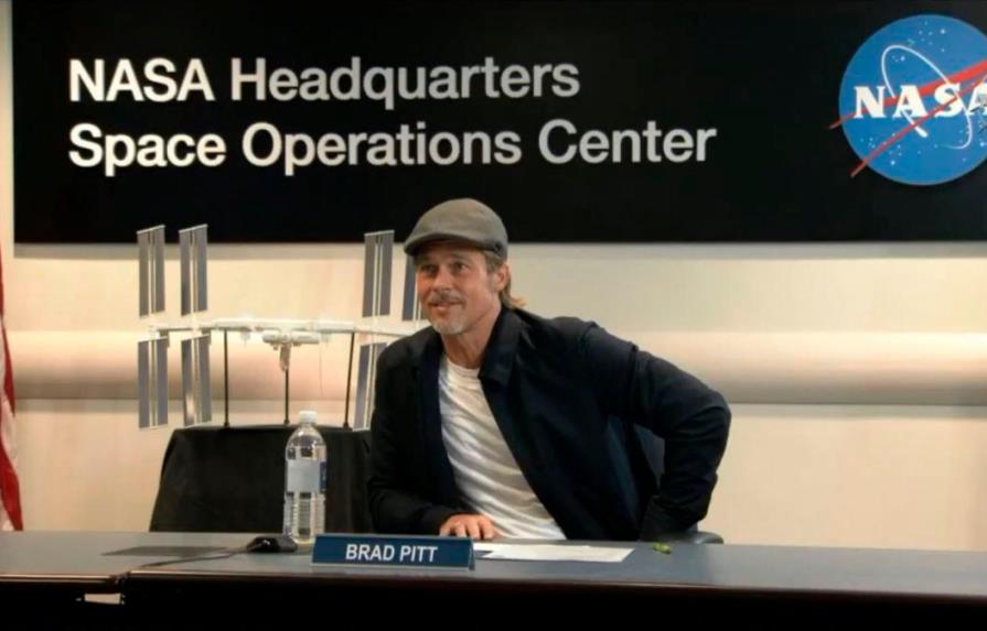 Brad Pitt llamó a un astronauta de la NASA y le preguntó:¿Quién lo hizo mejor, Clooney o yo?