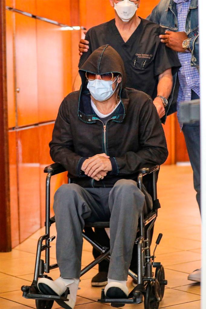 Brad Pitt es captado en una silla de ruedas saliendo de un hospital