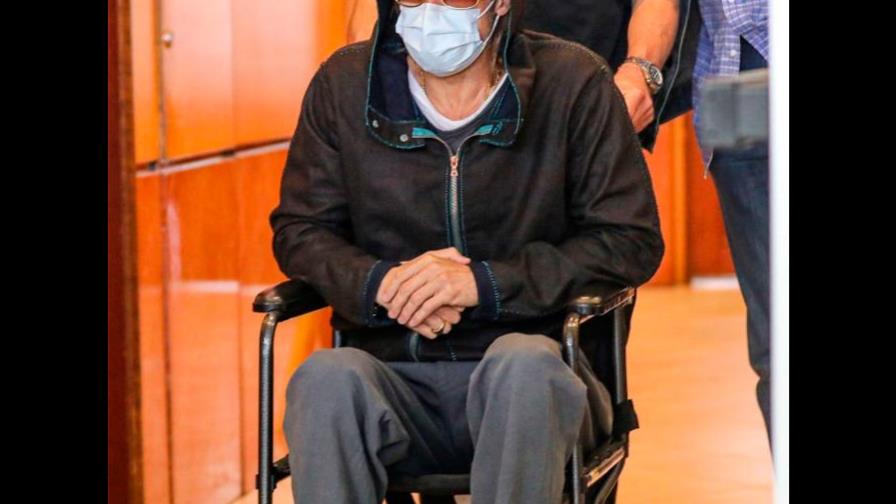 Brad Pitt es captado en una silla de ruedas saliendo de un hospital