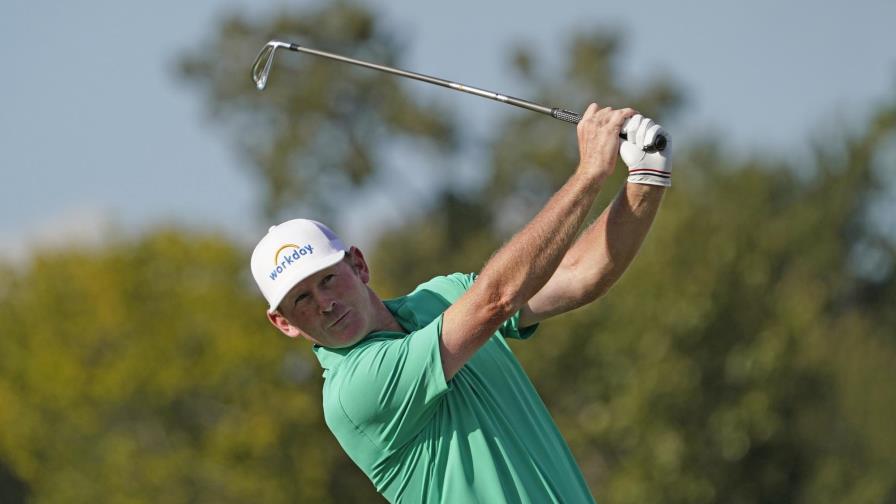 Brandt Snedeker aprovecha jugar con público y lidera en Houston
