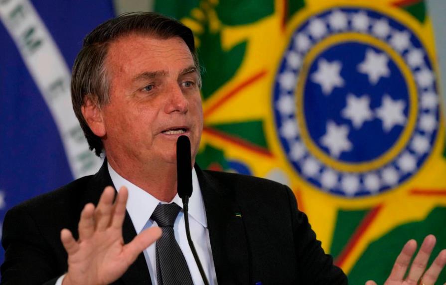 Bolsonaro dice que todos deberían comprar un fusil para no ser “esclavizados”