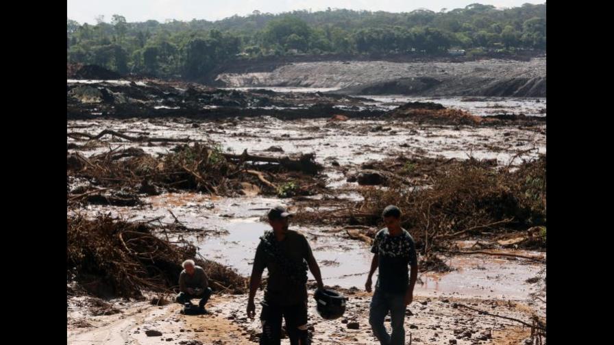 Elevan a 58 el número de muertos tras la rotura de una presa en Brasil