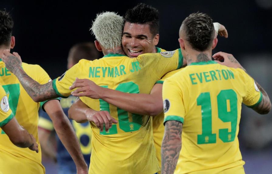 Con polémica, Colombia cae ante Brasil pero avanza