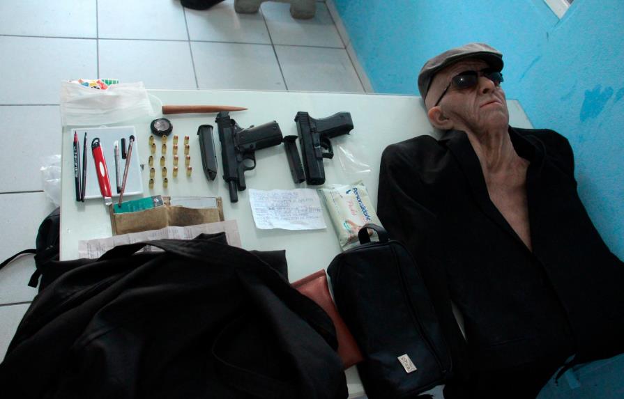 Hombre intenta robar un banco en Brasil disfrazado con máscara de anciano