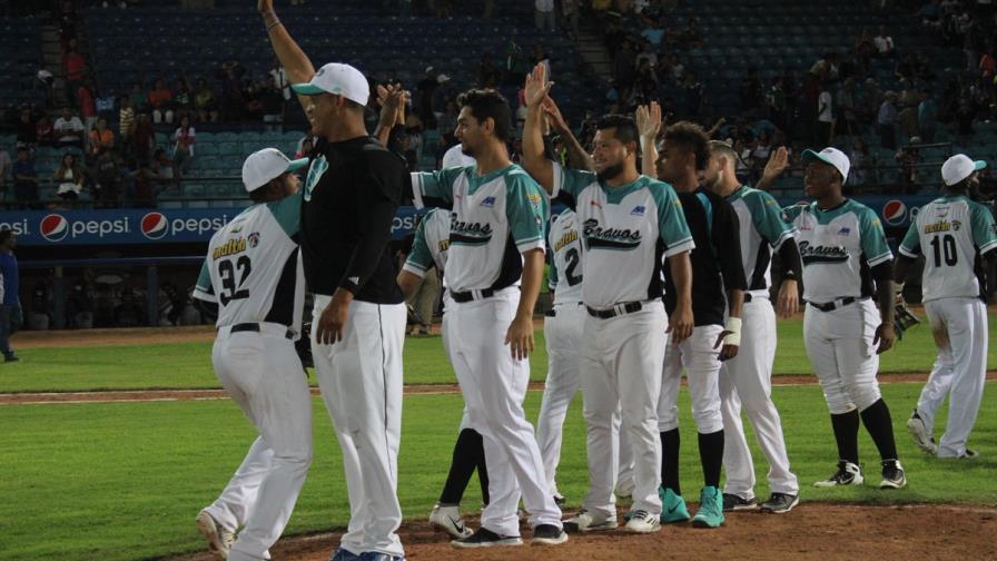 Caribes de Anzoátegui triunfan sobre los Tiburones de La Guaira Caribes de Anzoátegui triunfan sobre los Tiburones de La Guaira