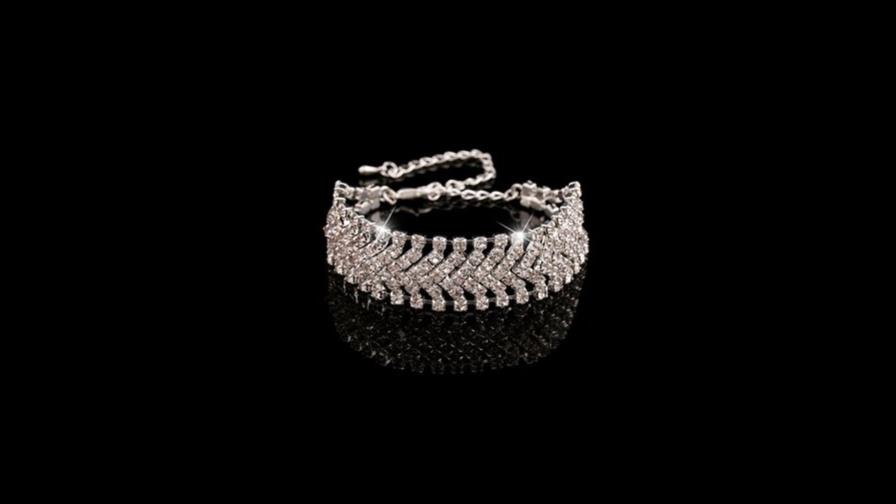 Hombre devuelve 47 brazaletes de diamantes que recibió por error Hombre devuelve 47 brazaletes de diamantes que recibió por error