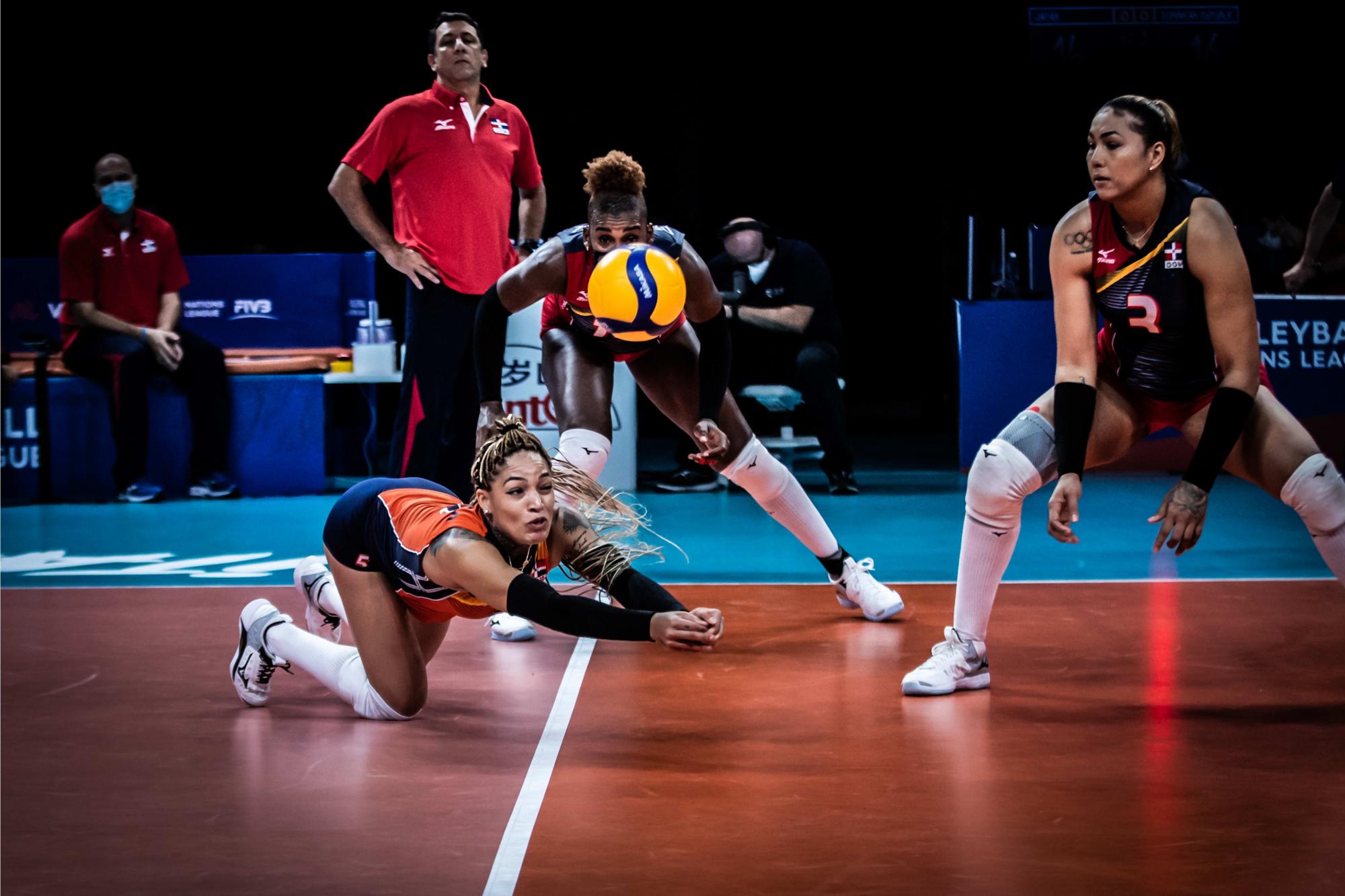 Brenda Castillo muestra sus habilidades que la sitúan como la mejor libero del mundo. (Fuente externa)