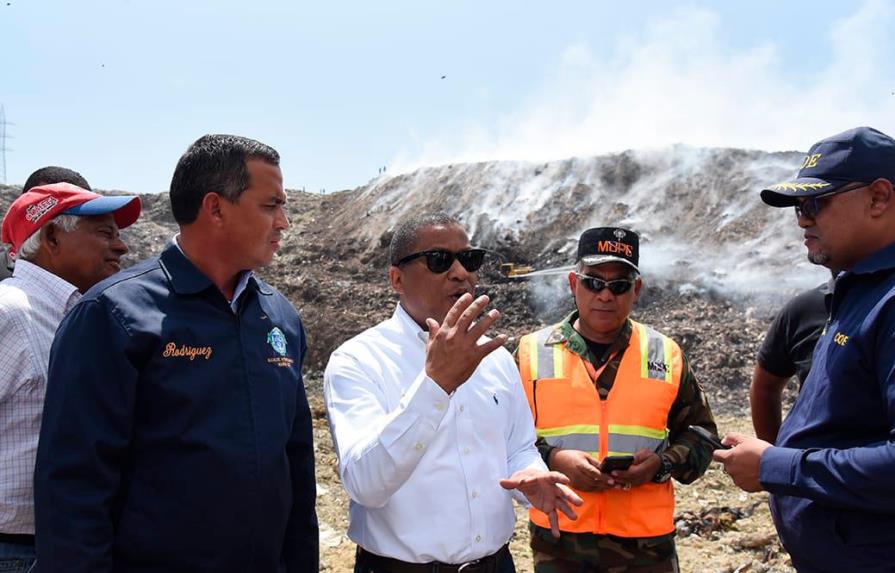 Equipos y brigadas del MOPC intervienen en extinción fuego en vertedero Haina