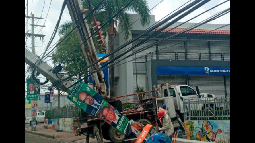 Brigadas de EDE Este trabajan para restablecer el servicio eléctrico en sectores de Villa Mella Brigadas de EDE Este trabajan para restablecer el servicio eléctrico en sectores de Villa Mella